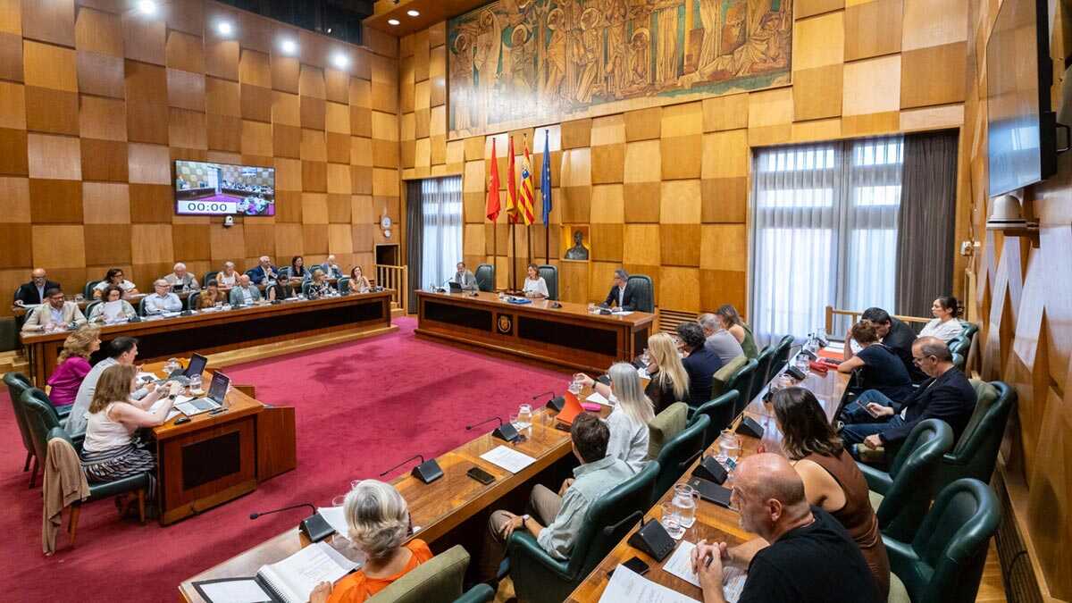 Burqa debate returns to Zaragoza council plenary as PSOE and Vox clash over new Civic Ordinance