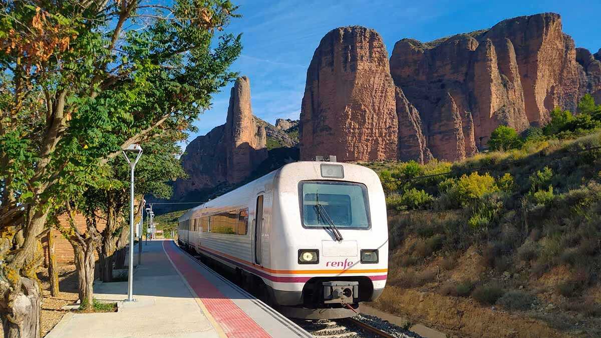 Two routes to discover the Mallos de Riglos this autumn aboard the Pre-Pyrenees Geological Train