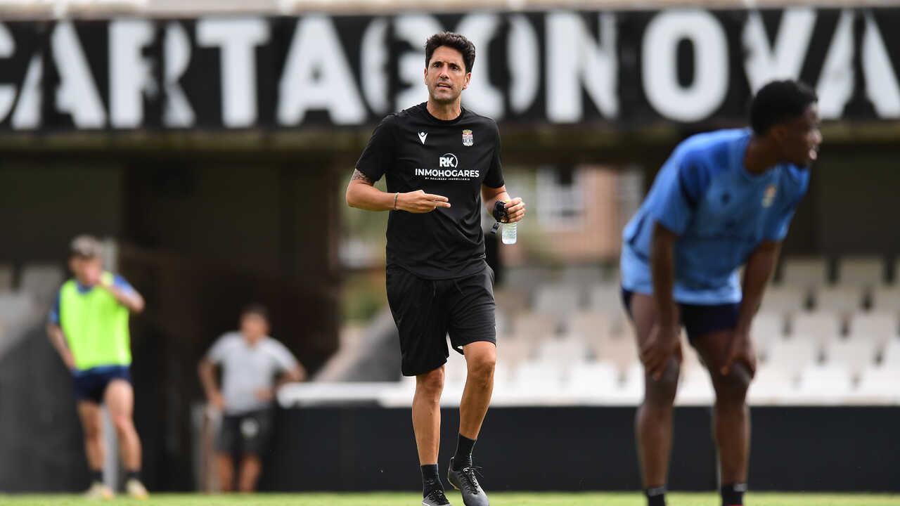 Iñigo Vélez, Cartagena manager, unfazed by Real Zaragoza: "They are the team to beat, but no one wins on reputation alone"