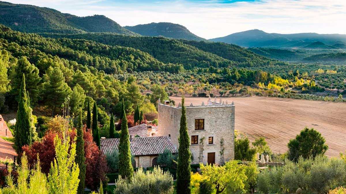 A Former Matarraña Farmhouse Joins the Michelin Keys Selection, Surrounded by Olive Groves and Nature