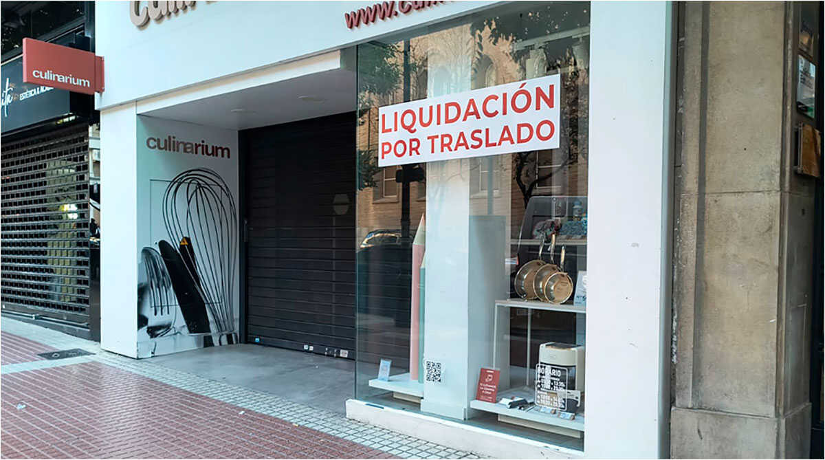 Sale at a Well-Known Kitchenware Store in Central Zaragoza as It Announces Relocation
