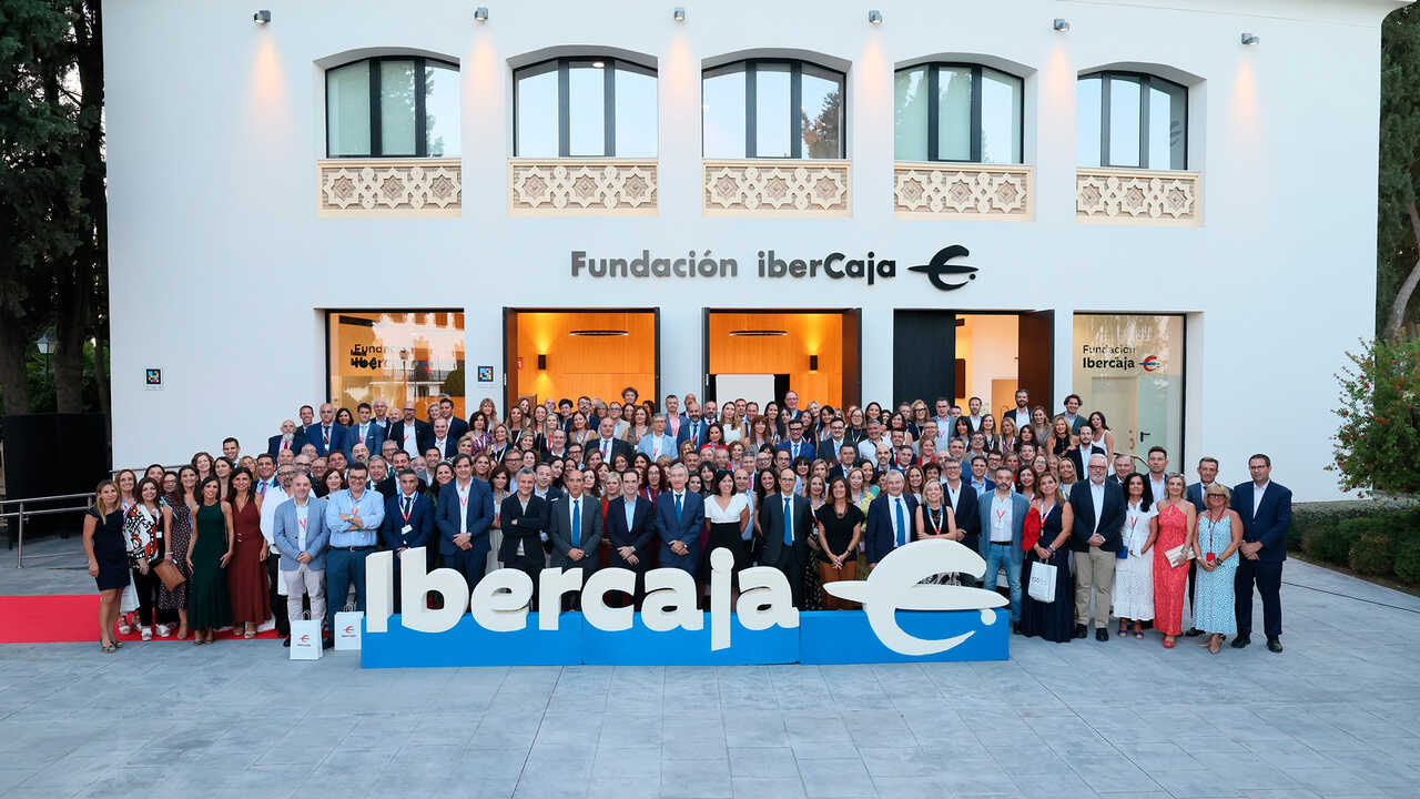 Ibercaja honors 230 professionals in Zaragoza for their long careers at the bank