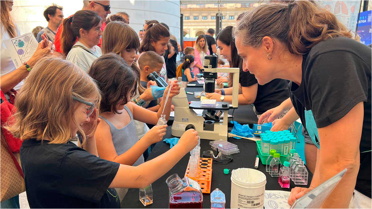 Young Scientists Take Over Plaza del Pilar at Researchers’ Night: “I’m Learning New Things”