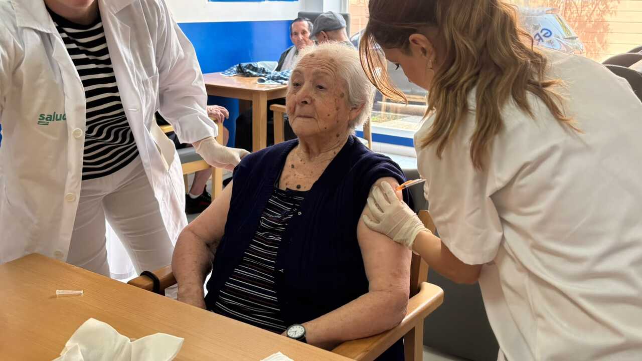Pilar and Anunciación get flu and COVID vaccines: “I get it every year”