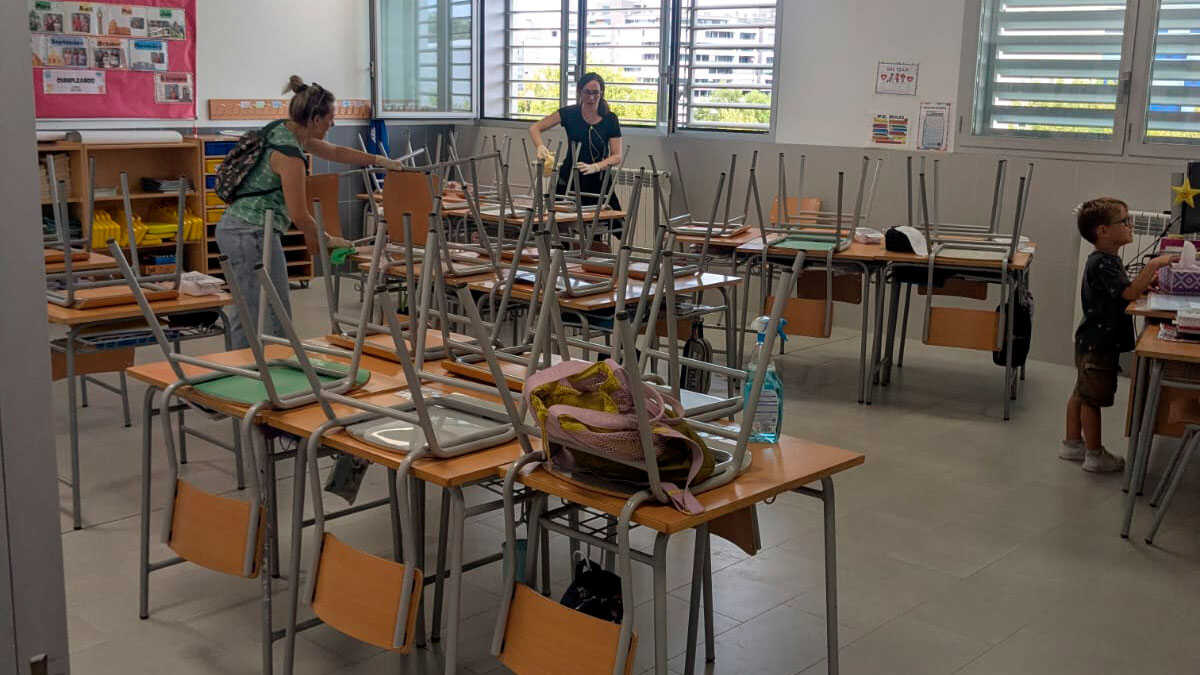 Parents and students at CPI Parque Venecia take up brooms and cleaning cloths to clean their own school: “Unacceptable”