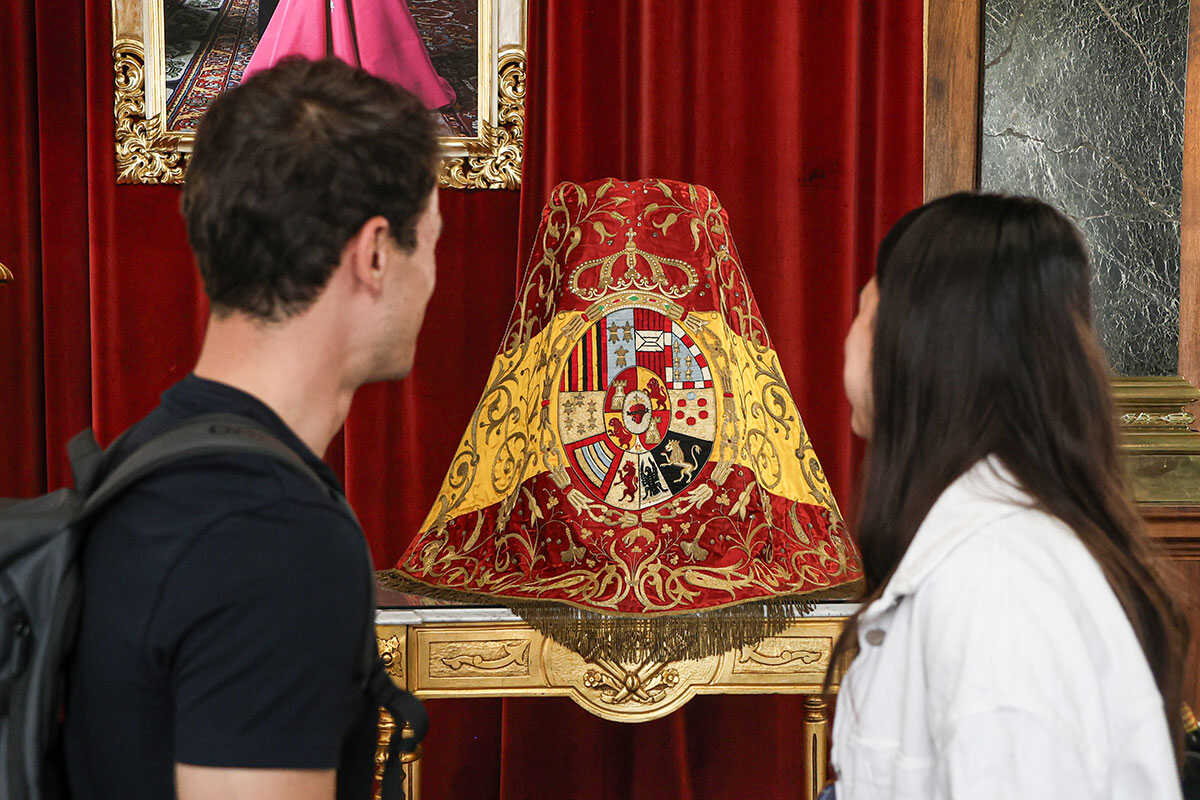 From the Late 19th Century to Today: Exhibition Displays 35 Mantles of the Virgin of the Pillar Featuring Spain’s Flag