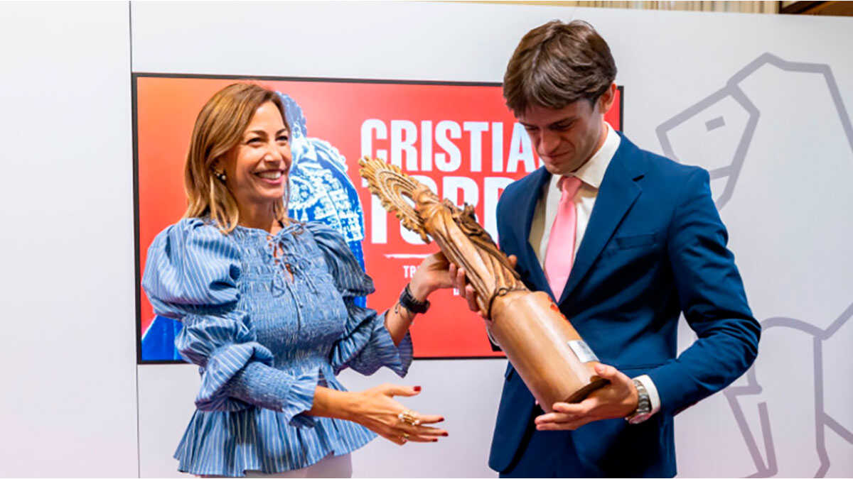 Mayor Natalia Chueca presents Triunfador award to Zaragoza bullfighter Cristiano Torres