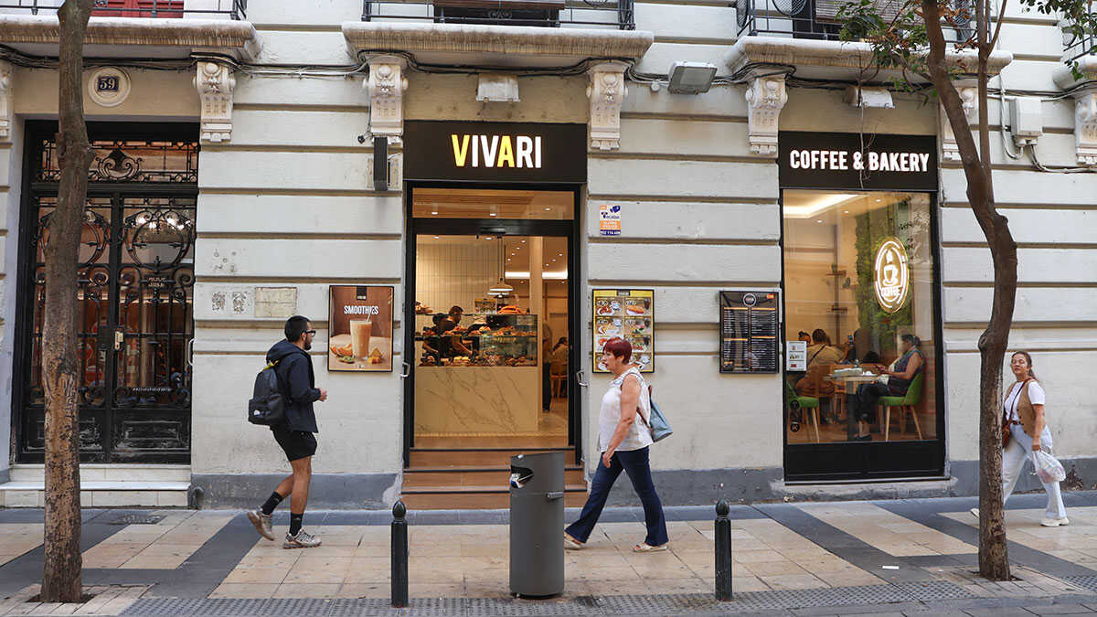 The café opening its third location two minutes from El Pilar: coffee and croissant for €2.10