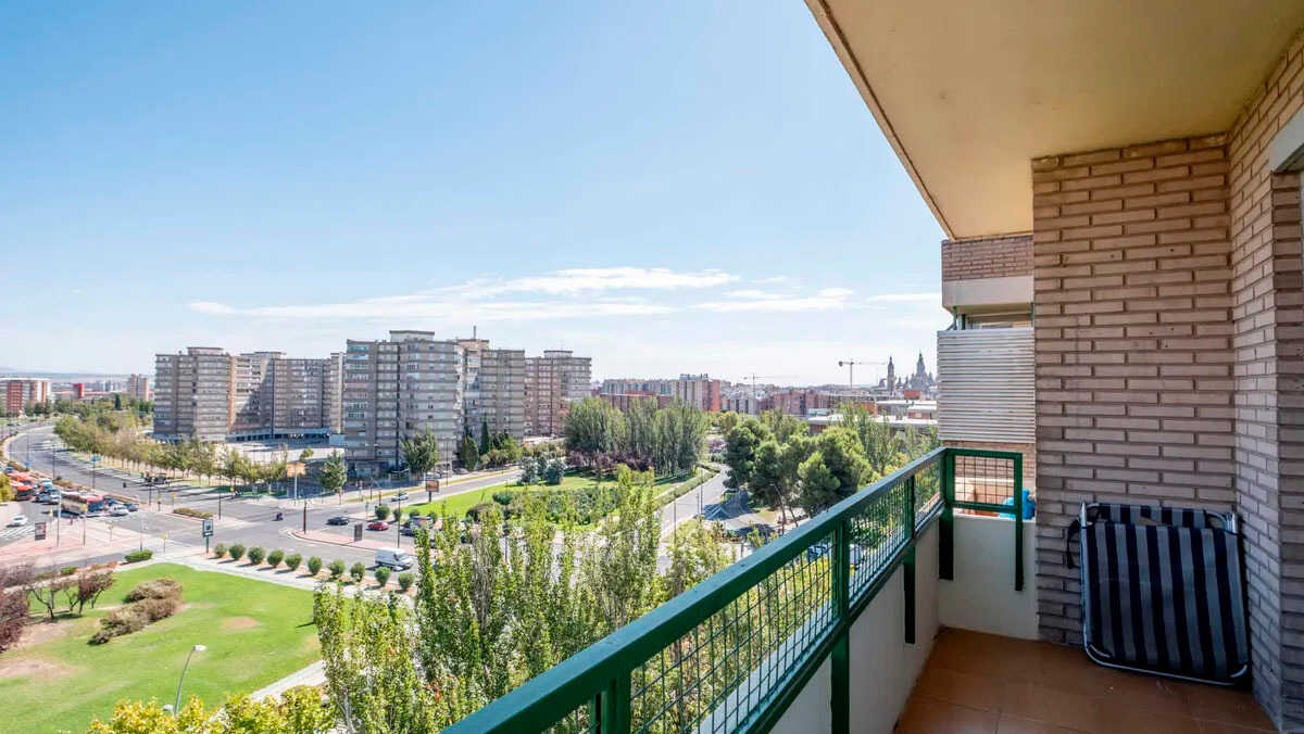 The Spectacular 340,000-Euro Apartment in Zaragoza: Four Bedrooms, Terrace and Eighth-Floor Views