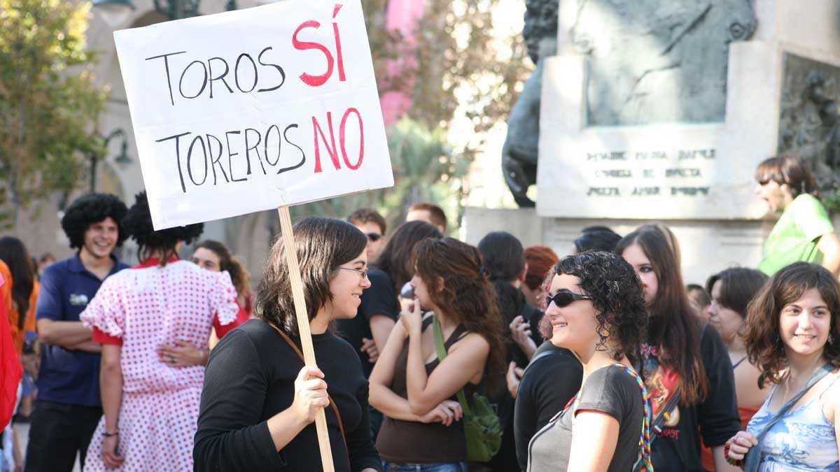 20 years ago in Aragon: More than 1,000 people protested bullfighting in Zaragoza during the Pilar Festival