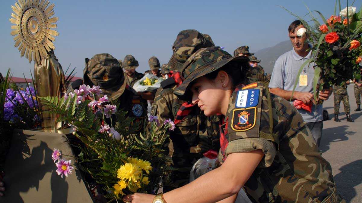 20 Years Ago: Aragonese Soldiers Celebrated Hispanic Day in Kosovo with an Offering to the Virgin of the Pillar