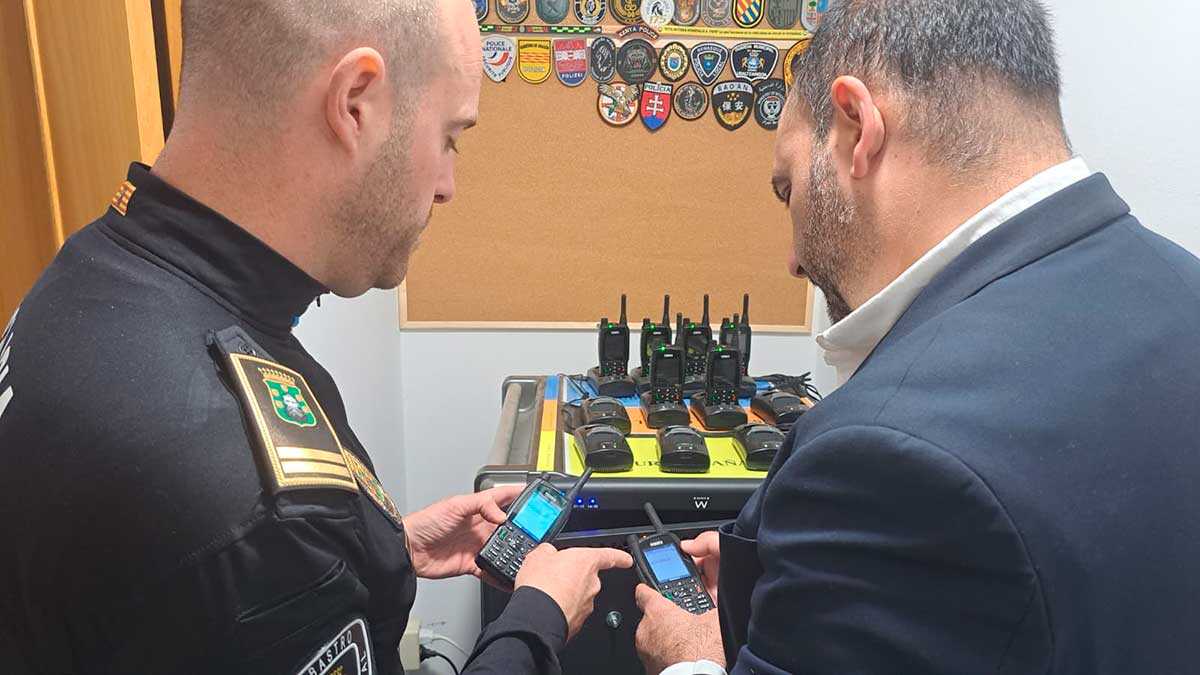 Barbastro police acquire new radios to track officers in real time