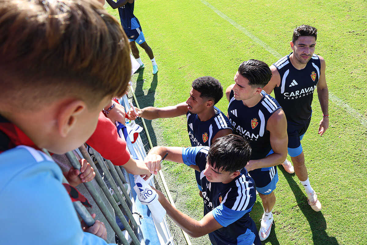 Around 250 Fans Back Real Zaragoza at Open Day