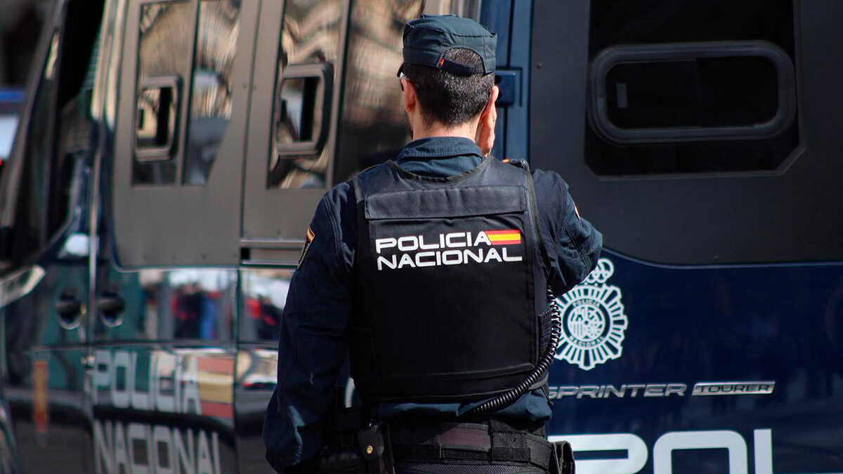 Repeat Offender Jailed After Assaulting Shopkeeper in Huesca; Civil Guard Officer Restrained Him